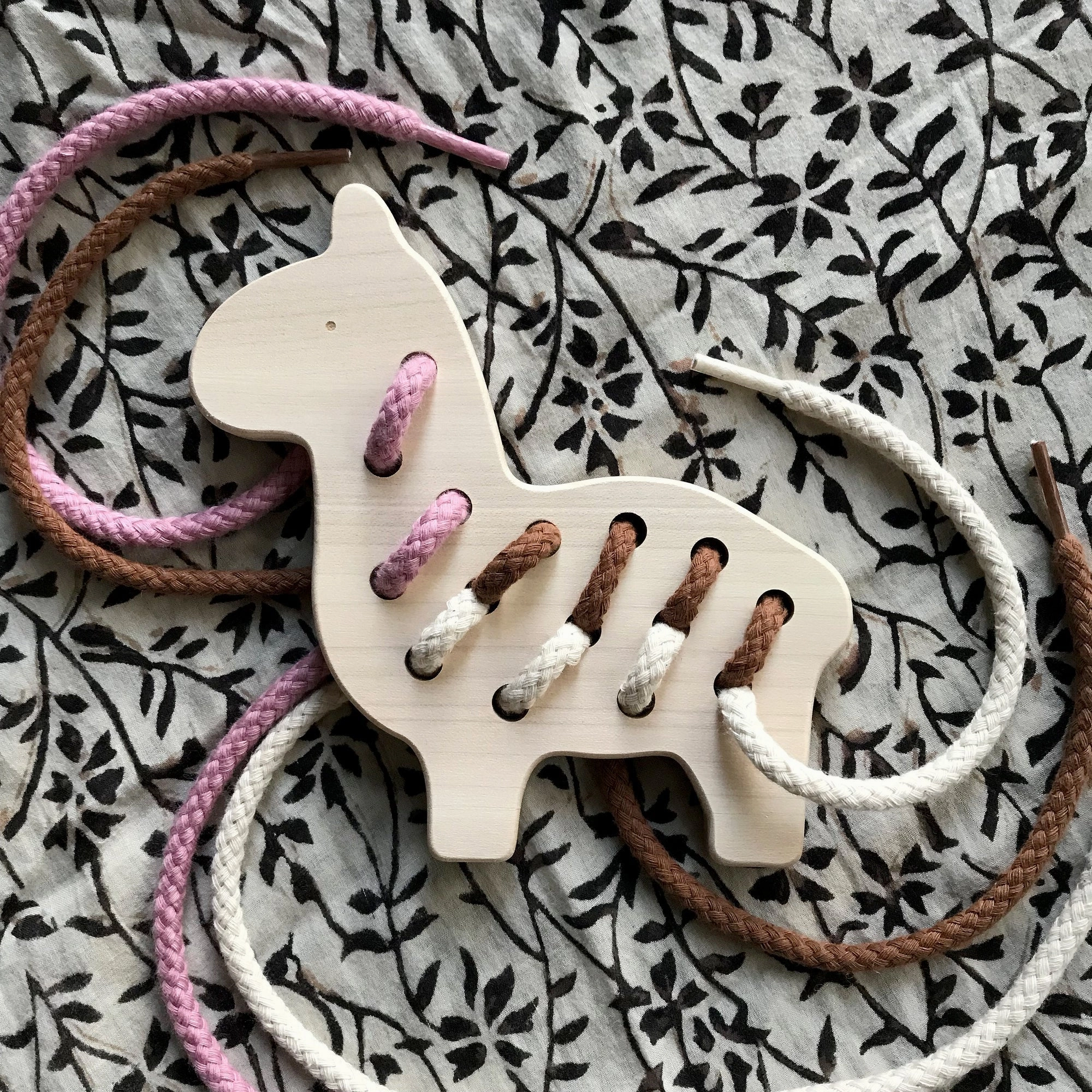 Briki Vroom Vroom Maple Lacing Toy Lama
