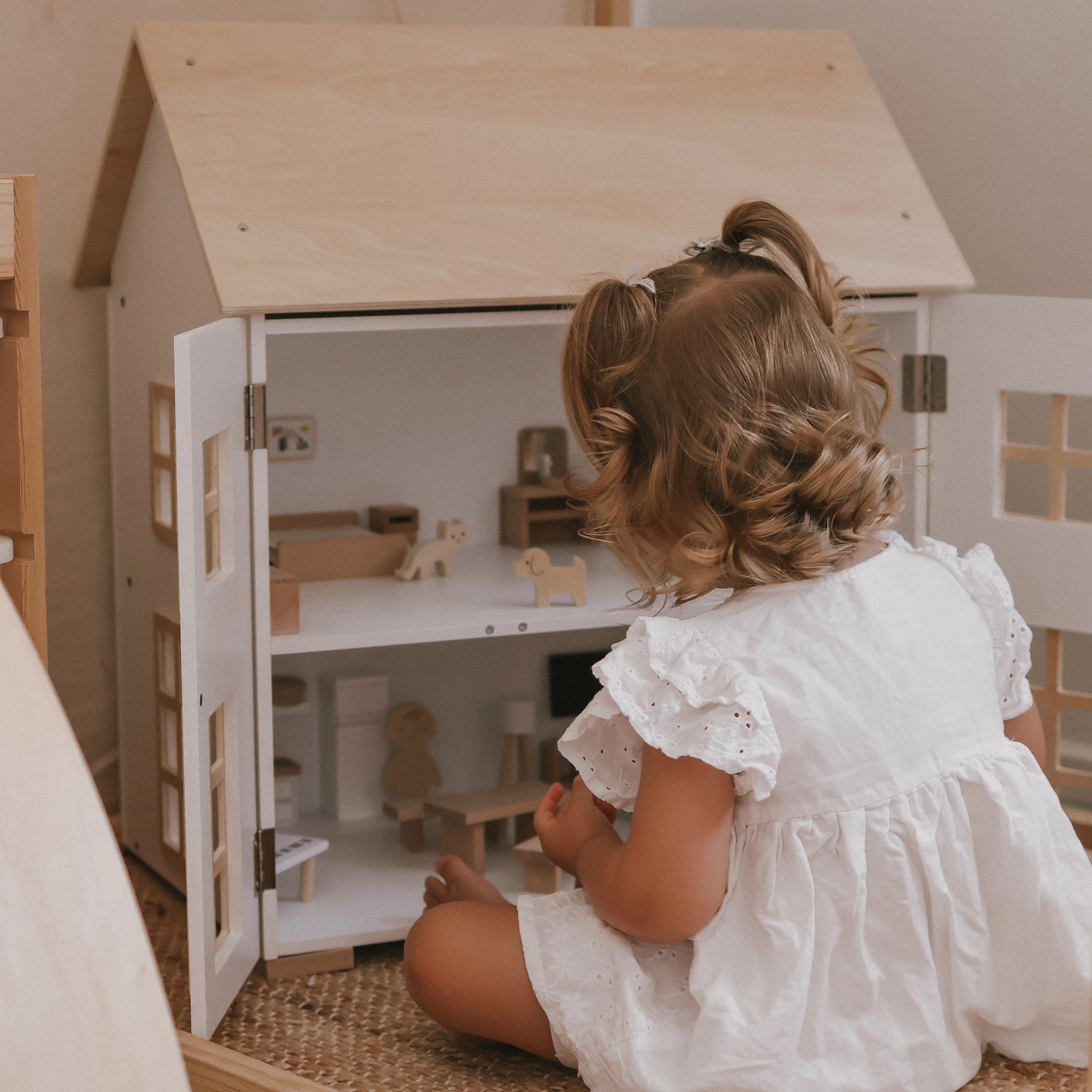 ELSA Doll House with Furniture & Doll Family Set - Preorder