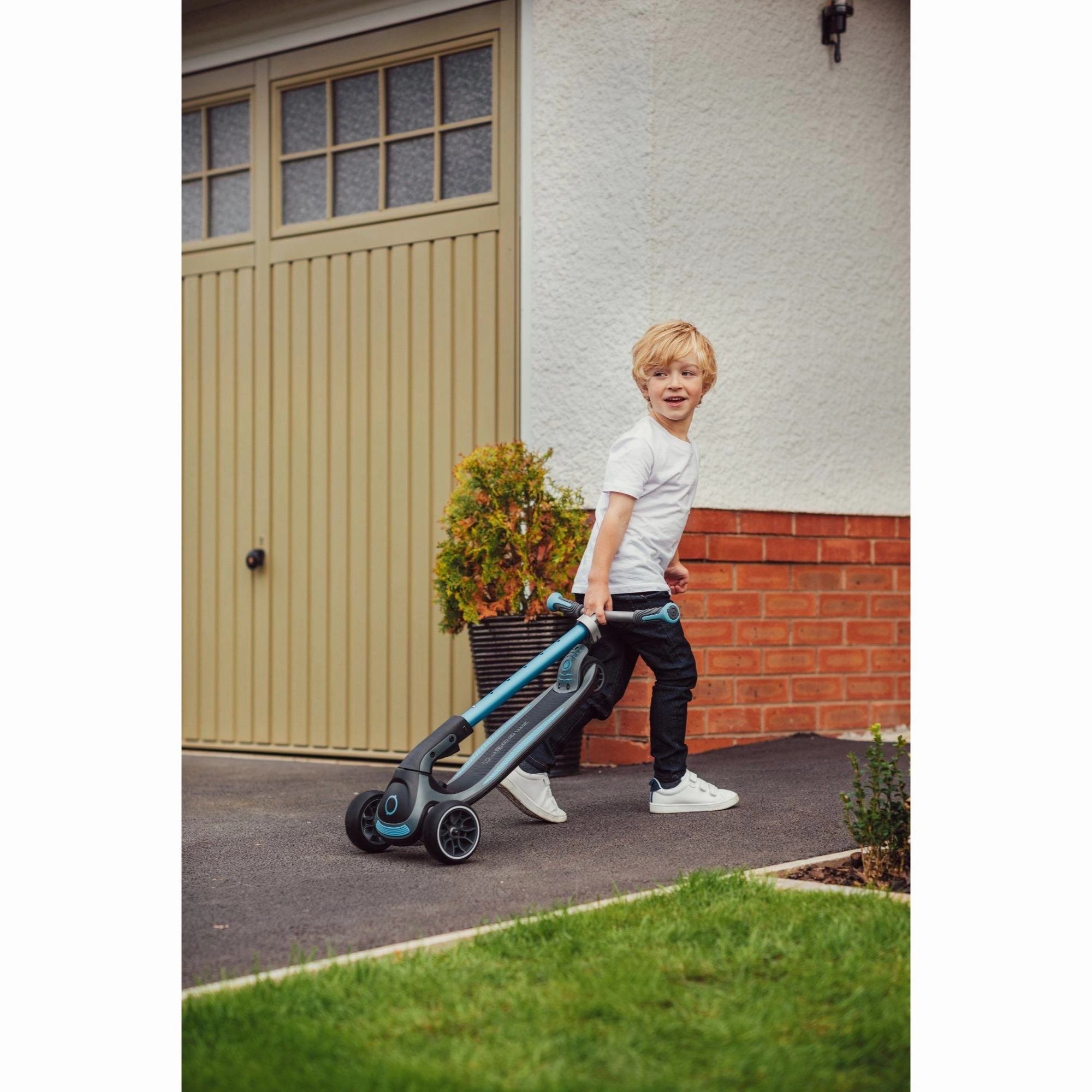 Globber Ultimum Lights  - Black / Charcoal Grey (5Y )
