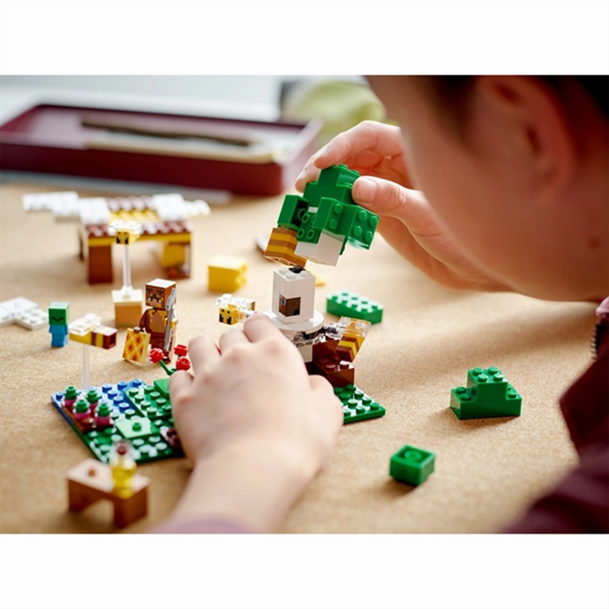 LEGO Minecraft The Bee Cottage