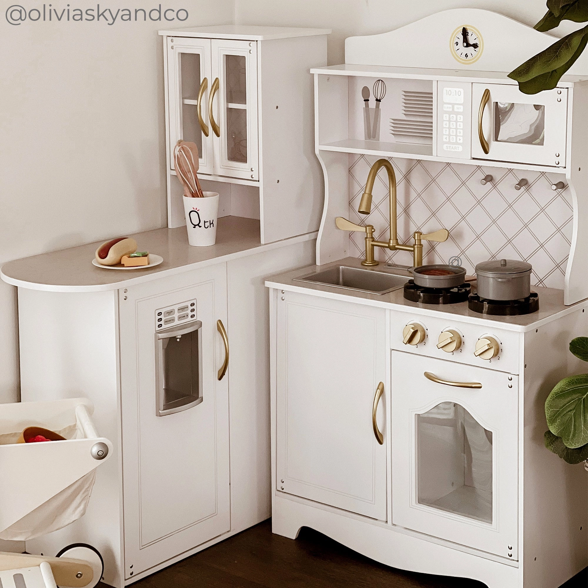 Little Chef Upper East Retro Play Kitchen With Effects, White