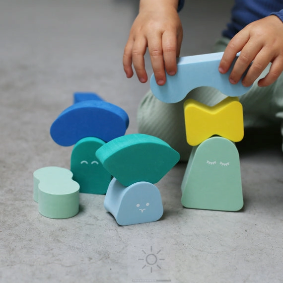 Quut Blokki - Balancing Shapes - Coral Pink