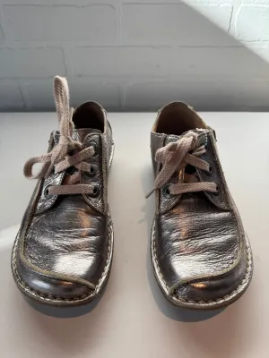 Shoes Flats By Clarks In Bronze, Size: 7.5 clarks