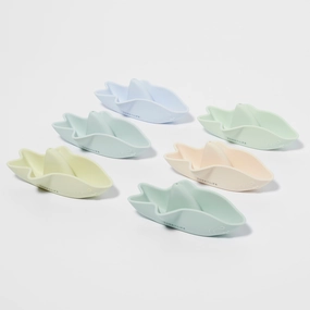 SUNNYLiFE Shark Boat Splash Toys Apple Sorbet Multi