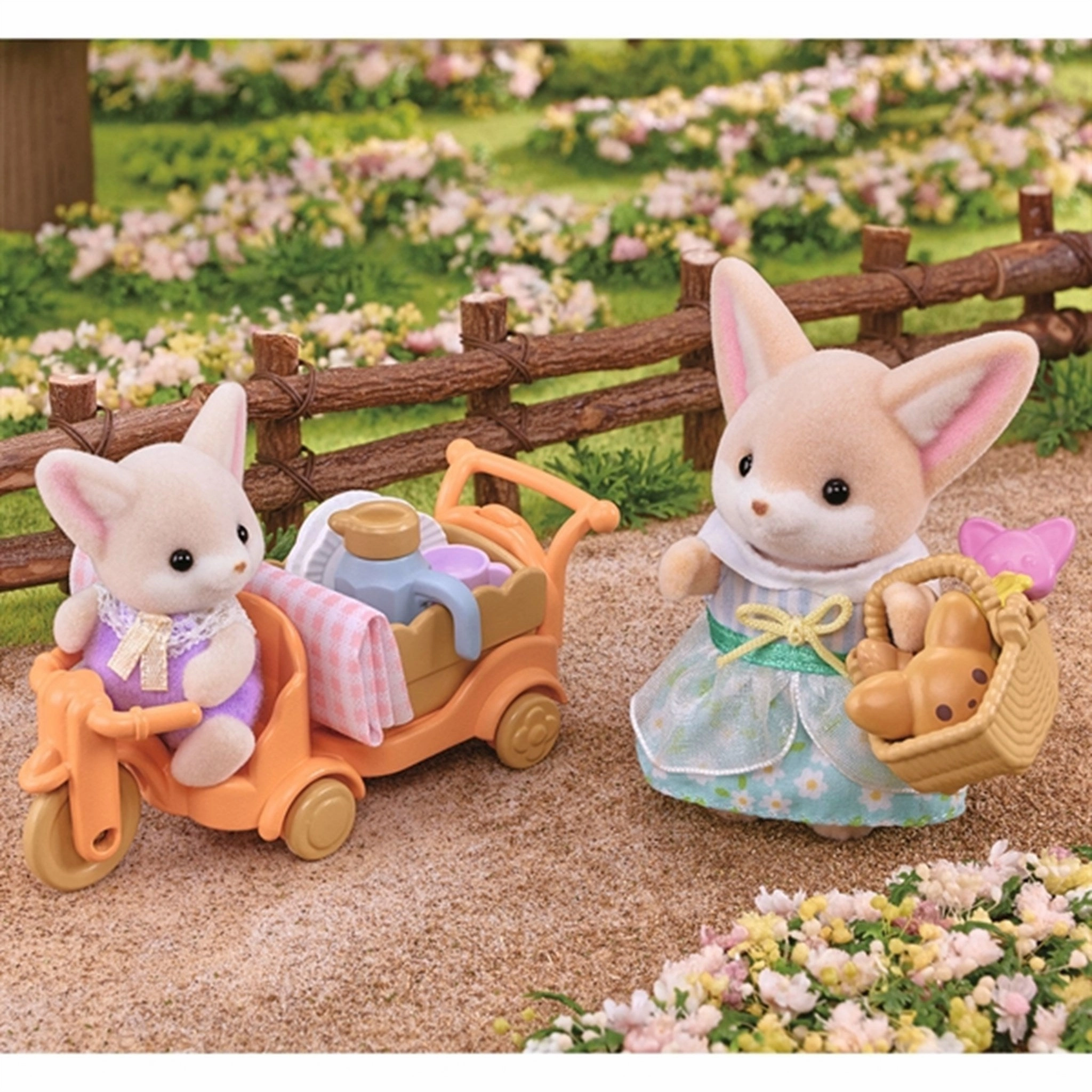 Sylvanian Families? Sunny Picnic Set - Fennec Fox Sister & Baby